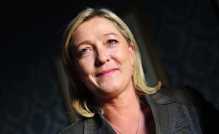 La présidente du Front national, Marine Le Pen, a estimé jeudi sur BFM-TV que "sortir du nucléaire" tout de suite "serait une folie", tout en convenant qu'"à terme" c'est une énergie "dangereuse" et qu'il faut avoir pour objectif de s'en "séparer".