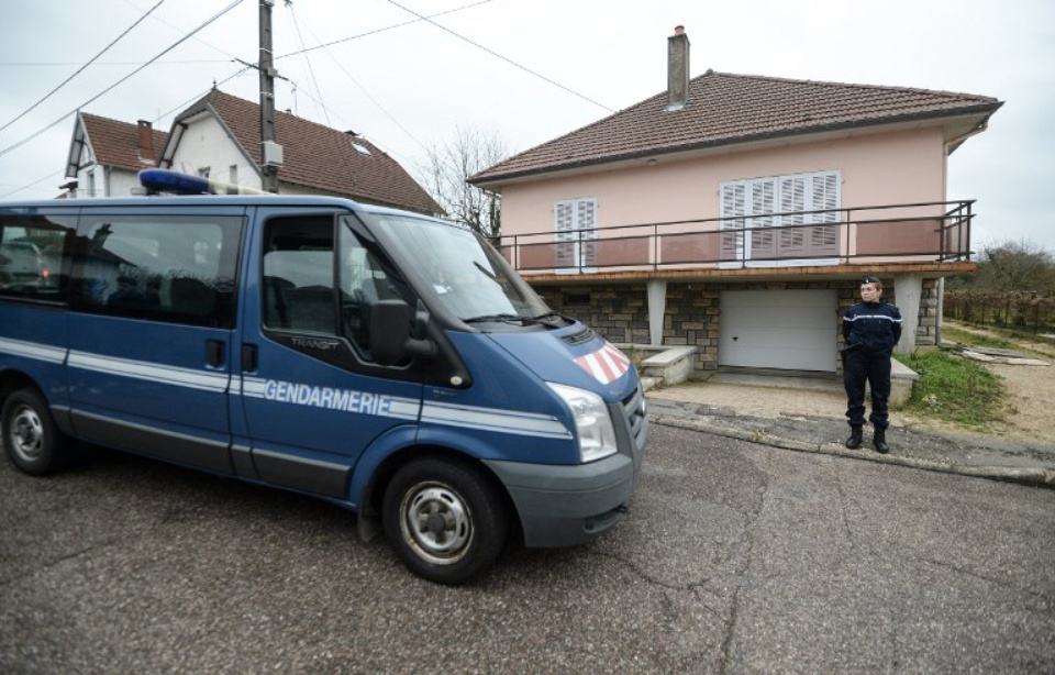 La défense de Jonathann Daval mise à mal par une bombe aérosol 960x614_gendarmes-devant-maison-jonathann-daval-29-janvier-2018