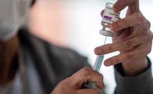Une infirmière réalise une injection du vaccin d'AstraZeneca contre le Covid-19.