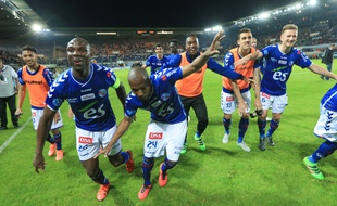 Strasbourg, le 6 mai 2016. - Eric Marester et ses coéquipiers du Racing club de Strasbourg communient avec le public du stade de la Meinau après un succès contre le CA Bastia (3-0).