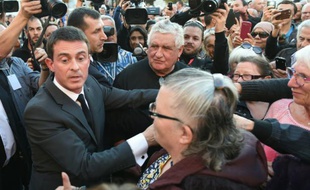 Bain de foule du Premier ministre, Manuel Valls, à Moirans, le 6 novembre 2015