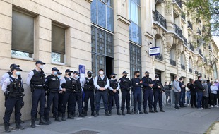 Des policiers rassemblés devant le commissariat du 4e arrondissement pour rendre hommage à Stéphanie M., tuée vendredi à Rambouillet