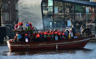 Des militants d'Amnesty International manifestent en soutien aux migrants, le 25 janvier 2016, à Amsterdam