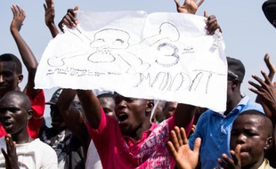 Des manifestants burundais anti-3e mandat du président Nkurunziza pendant un rassemblement à Musaga, un quartier de Bujumbura, le 29 mai 2015