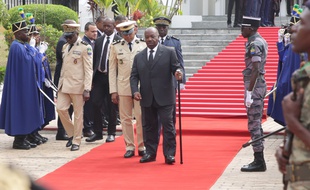 Le président Ali Bongo marche avec une longue canne, lors d'une cérémonie à Libreville, samedi 16 août.