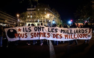 Une cinquantaine de personnes du mouvement Nuit debout -ici à Paris le 18 avril- ont manifesté mardi devant une école de commerce parisienne qui devait accueillir Florian Philippot, le numéro 2 du FN, dont le parti est mis en cause dans le scandale des "Panama Papers"