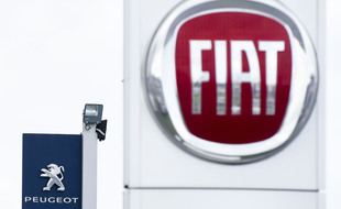 Les logos des marques automobiles Fiat et Peugeot.