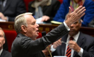 Jean-Marc Ayrault a suspendu mardi l'application de l'écotaxe sur l'ensemble du territoire pour une durée indéterminée, reculant sous la pression du mouvement d'hostilité en Bretagne où les opposants restent mobilisés et réclament sa suppression pure et simple.