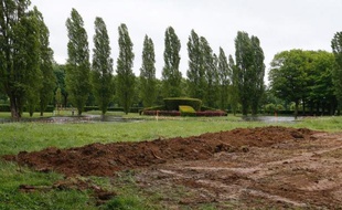 La parcelle du cimetière de Thiais, près de Paris,où des "traces" d'une centaine de tombes de soldats allemands de la Seconde guerre mondiale ont été déocuvertes au mois d'avril 2014 durant des travaux d'extension