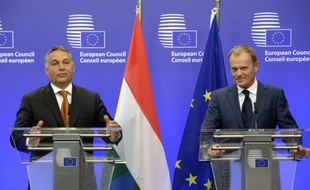 Le Premier ministre hongrois Viktor Orban (G) et le président du Conseil européen Donald Tusk, le 3 septembre lors d'une conférence de presse à Bruxelles
