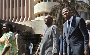 Le président du Burkina Fasso, Roch Marc Christian Kabore (G) et son homologue béninois Thomas Boni Yayi , le 18 janvier 2016 à Ouagadougou