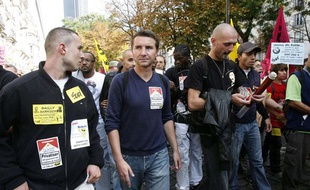 Olivier Besancenot manifeste avec des salariés de La Poste pour protéger contre le changement de statut de l'entreprise, le 22 septembre 2009, à Paris.