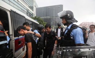 La police arrête des manifestants près du siège du gouvernement à Hong Kong, le 1er juillet 2019.