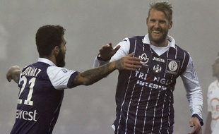 L'attaquant suédois Ola Toivonen, auteur d'un triplé avec le TFC contre Lorient en Ligue 1, est félicité par son coéquipier et compatriote Jimmy Durmaz, le 10 décembre 2016 au Stadium de Toulouse.