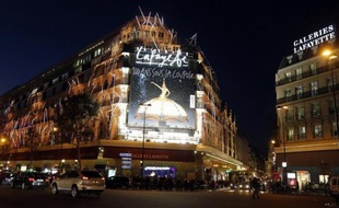 Le groupe français de grands magasins Galeries Lafayette prépare une offre de rachat sur l'un de ses principaux concurrents dans la capitale, Le Printemps, pour un montant de 1,6 milliard d'euros, annonce le magazine Challenges mercredi.
