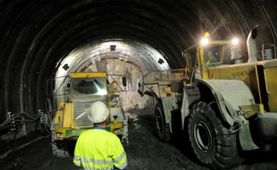Des engins travaillent le 15 septembre 2008 sur le chantier de la descenderie de Saint-Martin-la-Porte, sur le tracé de la future ligne du TGV Lyon-Turin