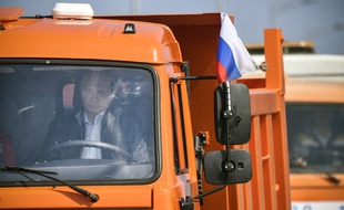 Poutine, au volant d'un camion, inaugure le pont reliant la Crimée à la Russie