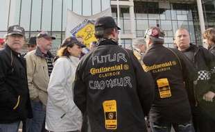 Les salariés de l'usine Continental de Clairoix devant le tribunal de commerce de Nanterre, le 30 mars 2010