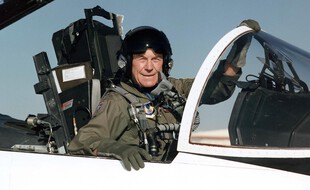 Chuck Yeager dans son cockpit en 1995 en Californie.