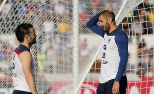 Mathieu Valbuena et Karim Benzema en pleine discussion lors d'un entraînement à Ribeirao Preto, le 10 juin 2014 pendant la Coupe du monde au Brésil.