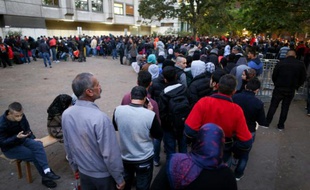 Des migrants et réfugiés devant l'office de la santé et des affaires sociales à Berlin, le 30 septembre 2015