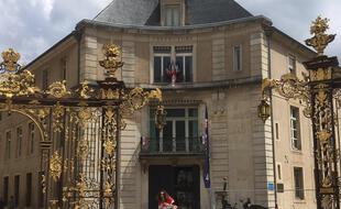 Nicola Dutartre devant la préfecture de Nancy, l'une de ses préférées.