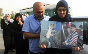 Zeinab Abbas (d) enterre ses enfants Haidar et Zainab, morts dans le même naufrage que le petit syrien Aylan, le 9 septembre 2015 à Karbala en Irak