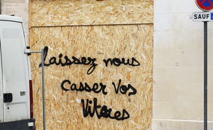 Plusieurs dizaines de vitrines ont été cassées et taguées à Bordeaux depuis le début des manifestations des "gilets jaunes."