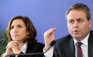 Les autorités ont repris la main et essayé de limiter les risques en demandant aux personnes ayant pris du Mediator, un médicament pour diabétiques en surpoids qui aurait causé au moins 500 morts, d'aller consulter leur médecin, pour vérifier l'absence d'atteinte cardiaque