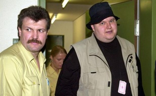 Le riche fondateur du site Megaupload.com a été interpellé vendredi à Auckland après s'être retranché, armé, dans sa villa, suite à la décision de la justice américaine de fermer cette plateforme emblématique et controversée du téléchargement direct sur internet.