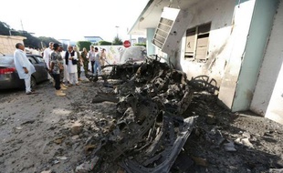 Un double attentat à la voiture piégée a fait deux morts et quatre blessés au coeur de la capitale libyenne dimanche, le jour de l'Aïd el-Fitr qui marque la fin de ramadan, selon les autorités qui pointent du doigt des partisans de l'ancien régime.