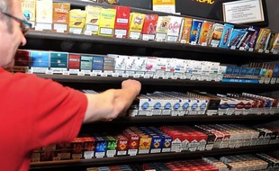 A plus de 6 euros le paquet, le prix des cigarettes a peut-être franchi un seuil psychologique à l'origine d'une baisse des ventes: les buralistes voient leur activité se tasser mais les anti-tabac restent dubitatifs et dénoncent une manoeuvre du lobby du secteur.