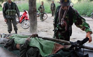 La tension est montée d'un cran mercredi à la frontière entre la Thaïlande et le Cambodge, où de nouveaux échanges de tirs entre soldats ont fait un mort et au moins quatre blessés dans la région du temple sacré de Preah Vihear, au coeur d'un vif contentieux.