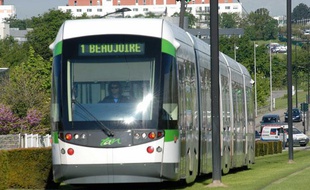 Tramway dans les rues de Nantes.
