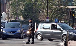 Des véhicules de police transportant Abdelkader Merah arrivent au siège de la police anti-terroriste, à Levallois, le 24 mars 2012.