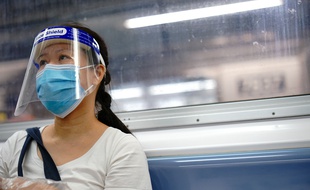 Illustration d'une femme masquée dans le métro de New York le 20 août 2020.