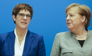 La ministre de la Défense Annegret Kramp-Karrenbauer et Angela Merkel, chancelière allemande, le 10 février 2020 à Berlin.