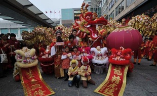 Pour beaucoup de femmes asiatiques, donner naissance à un enfant l'année du Dragon, qui a démarré lundi selon le calendrier chinois, est un rêve. Mais à Hong Kong, cela risque de tourner au cauchemar pour les futures mères.