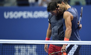 Rafael Nadal console Dominik Thiem après sa victoire en quarts de finale.
