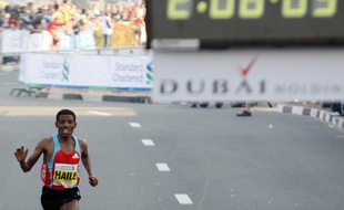 L'Ethiopien Haile Gebreselassie, qui avait annoncé sa retraite après son récent abandon au marathon de New York, va poursuivre sa carrière encore deux ou trois ans, a affirmé lundi son manageur et agent.