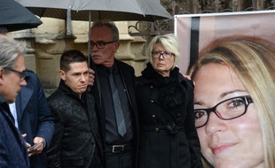 Jonathann Daval, époux de Alexia, et les parents de la jeune femme tuée, le 8 novembre 2017 à Notre-Dame de Gray pour une cérémonie (Haute-Saône)