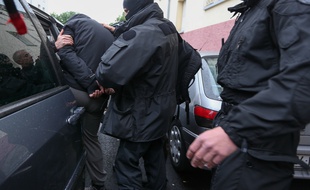 Strasbourg le 13 05 2014. TERRORISME - Les forces de l'ordre ont interpelle des jeunes soupçonnes d'etre partis en decembre en Syrie. Les forces de l?ordre sont intervenues notamment dans un immeuble du quartier de la Meinau pour interpeller des jeunes qui sont soupçonnes d'etre partis en Syrie