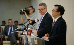 Le commissaire européen au Commerce Karel De Gucht (2e à d) et le ministre chinois au Commerce Gao Hucheng (d) lors d'une conférence de presse à Pékin, le 21 juin 2013