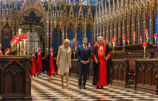 Comme tous bons touristes, Brigitte et Emmanuel Macron ont profité de leur séjour londonien pour visiter l’abbaye de Westminster avec un guide d’exception, le révérend David Stanton. Le couple présidentiel est aller se recueillir sur la tombe du soldat inconnu qui repose dans l’abbaye.