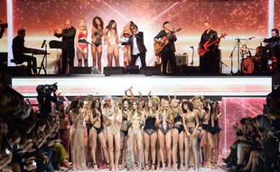 Jacques Dutronc chante lors du final du défilé Etam, le 27 septembre 2016.