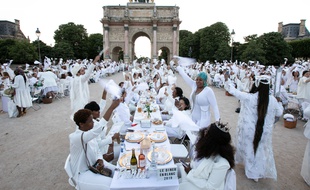 Le Dîner en blanc devant le Carrousel du Louvre à Paris, le 6 juin 2019.