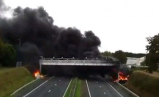 Le 5e portique détruit en Bretagne,à Lanredec dans les Côtes d'Armor, a longuement brûlé, le 3 novembre 2013.