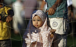 Une petite fille palestinienne assiste à la prière le jour de la "Fête du sacrifice" à Gaza, le 4 octobre 2014