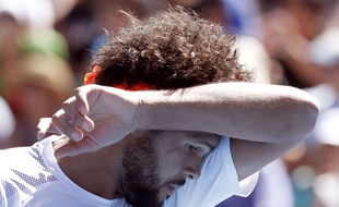 Jo-Wilfried Tsonga lors du match contre Stan Wawrinka à l'Open d'Australie le 24 janvier 2017.