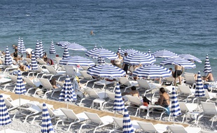 En juillet sur les plages de la promenade des Anglais